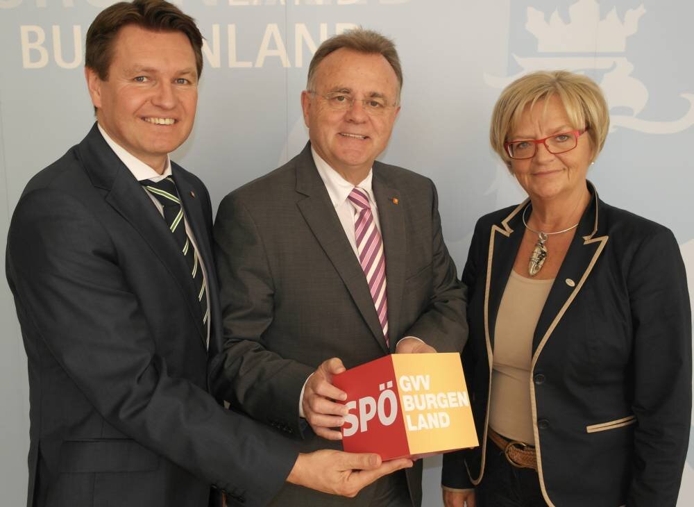 v.l.n.r.: GVV Präsident Erich Trummer, LH Hans Niessl, Städtebund-Vorsitzende Ingrid Salamon